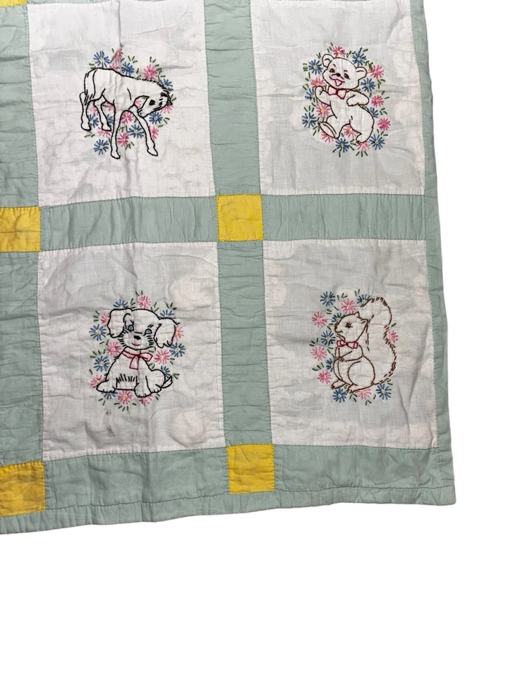 Manta Cuna Edredón Bebé Bordada a Mano De Colección Animales Pasteles Verde Amarillo Años 50 Foto 3 de 4