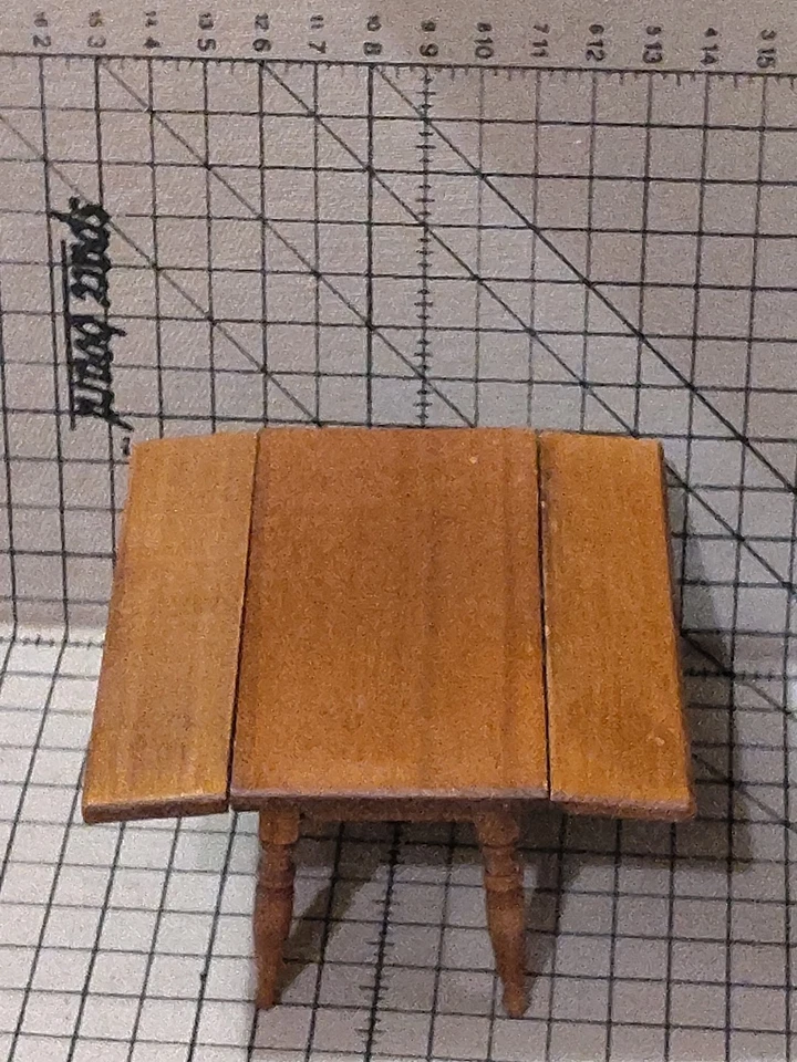 Mesa de cocina de madera hecha a mano Shackman vintage para casa de muñecas y 2 sillas inferiores Caín Foto 3 de 4