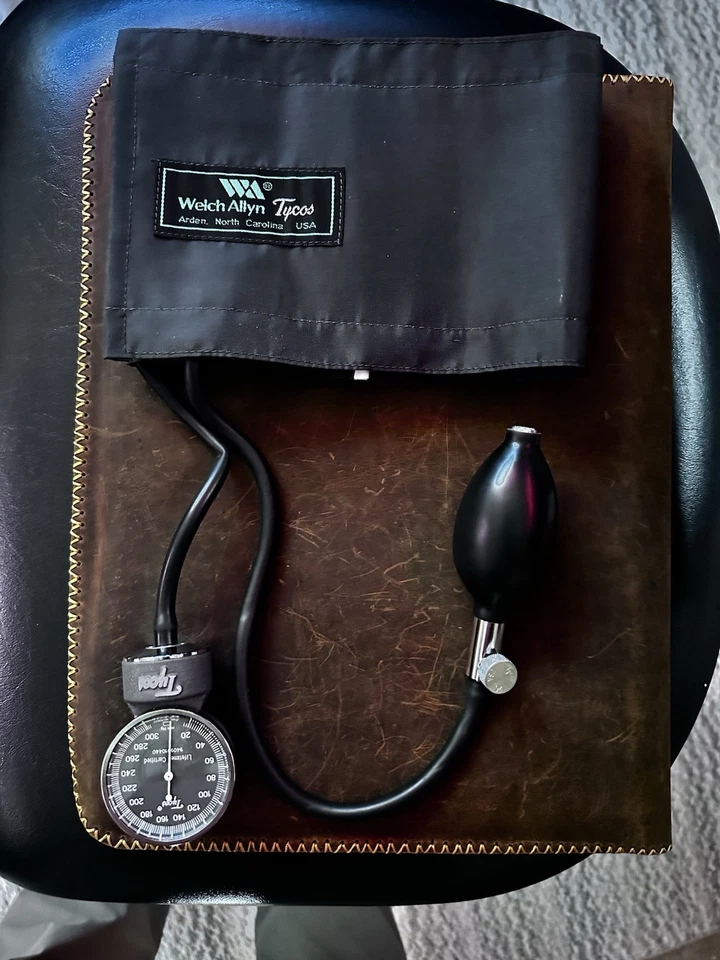Juego de presión arterial manual Tycos Welch Allyn - brazalete y bombilla para adultos con bolsa Foto 3 de 3