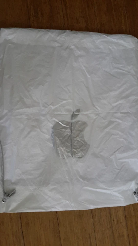 Bolsa de gimnasio atlética con cordón blanco/plateado Apple Sackpack 19x16" usada Foto 4 de 4