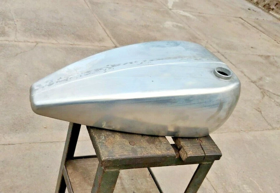INDIAN FOUR 1929 - 1931 TANQUE DE GASOLINA PARA MOTOCICLETA (HECHO A PRESIÓN) CON UN SOLO ORIFICIO Foto 2 de 4