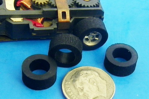 HO Slotcar Aurora AFX FOUR Super Grip Gummi Hinterreifen 4 Stück Posten schöne Passform!!