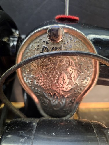 Antica macchina da cucire Singer Manufacturing Co. modello 128 serie JC157026 testata - Foto 11 di 24