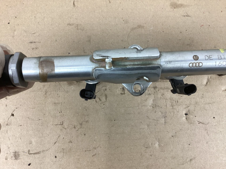 VOLKSWAGEN JETTA 2013-2018 1,4 L L4 motor de gasolina inyector de combustible tubo de riel OEM Foto 2 de 4