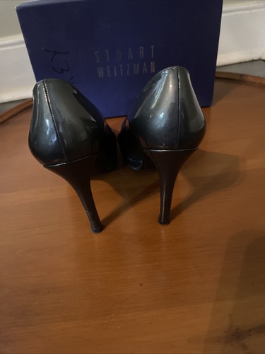 Stuart Weitzman tacco alto 8N incrociato punta aperta vernice stiletto nero - Foto 6 di 9