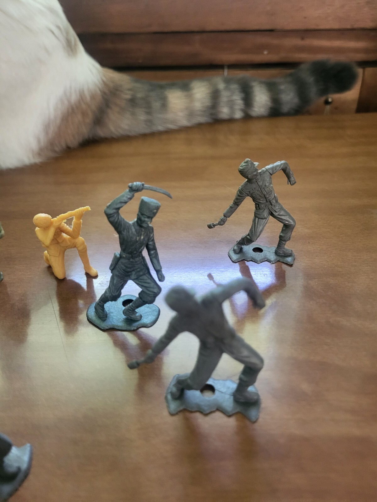 plastic army men vintage figures - 10 pieces - see pics - CAT NOT INCLUDED!
