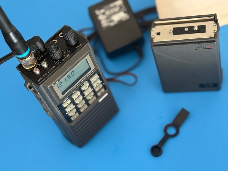 ICOM IC-A21 VHF AIR BAND TRANSCEIVER - GREAT SHAPE!