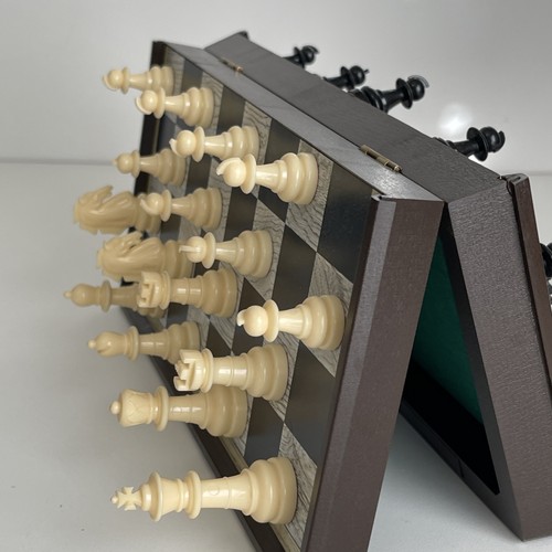 Vintage Magnetic Travel Chess Set – Folding Board, Made in Japan, Complete - Foto 14 di 24