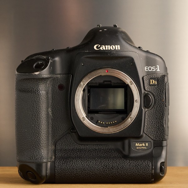 Canon EOS-1Ds Mark II DSLR Camera Body – FOR PARTS / NOT WORKING
