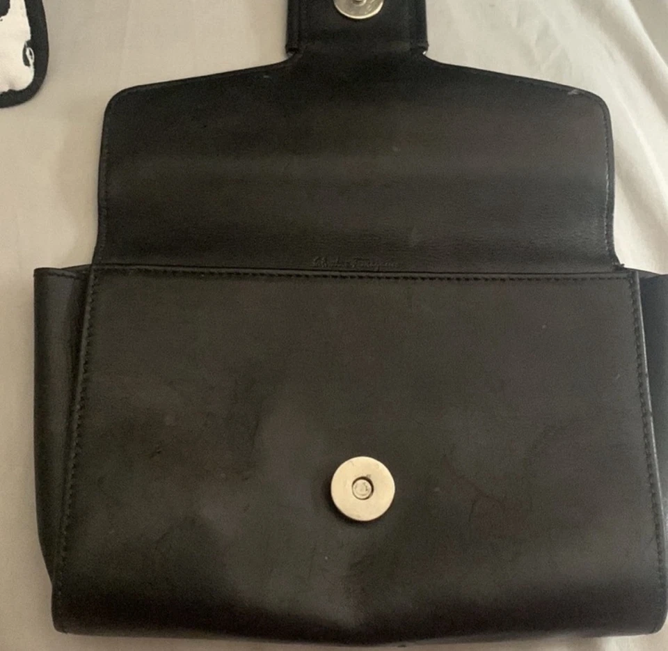 Bolsa/bolsa de mano de maquillaje de cuero negro salvatore ferragamo Foto 2 de 3