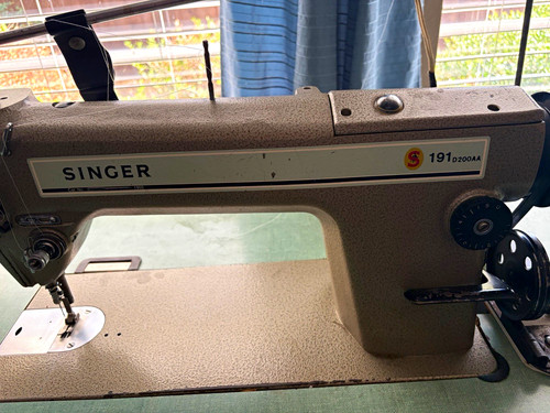 SINGER 191 D200AA Industrial Electric Sewing Machine w/ Table & Foot Pedal