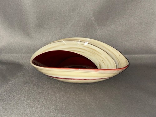 Murano glass Vetro Artistico ivory/red spiral folded bowl. Approx. 7 x 5 1/4” - Picture 5 of 8