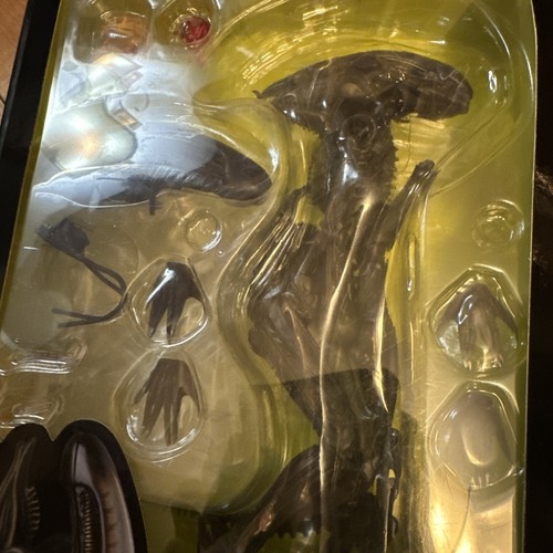 MAFEX No.084 Alien Big Chap Action Figure - Box Damaged And Seal Broken - Picture 9 of 9