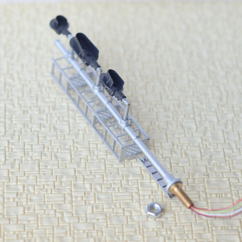 1 x HO scale model 3 colors block signal 3 heads Darth Vader style LED #Z132W - Picture 2 of 6