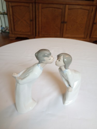 #696- Lladro Kissing Boy & Girl #4869 & 4873 NO BOX