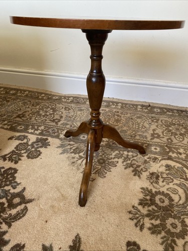 Vintage Italian Walnut Hand Inlaid Marquetry Side Table - Picture 4 of 9
