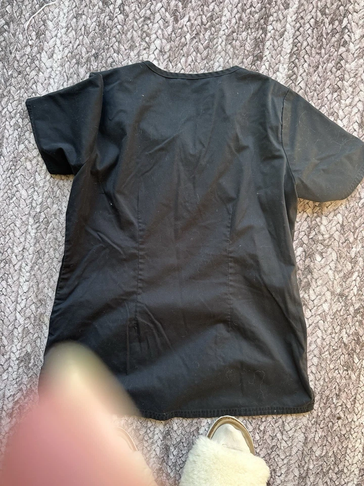 Logotipo de bolso UA Butter Soft unissex esfoliante preto manga curta gola V tamanho P - Imagem 2 de 3