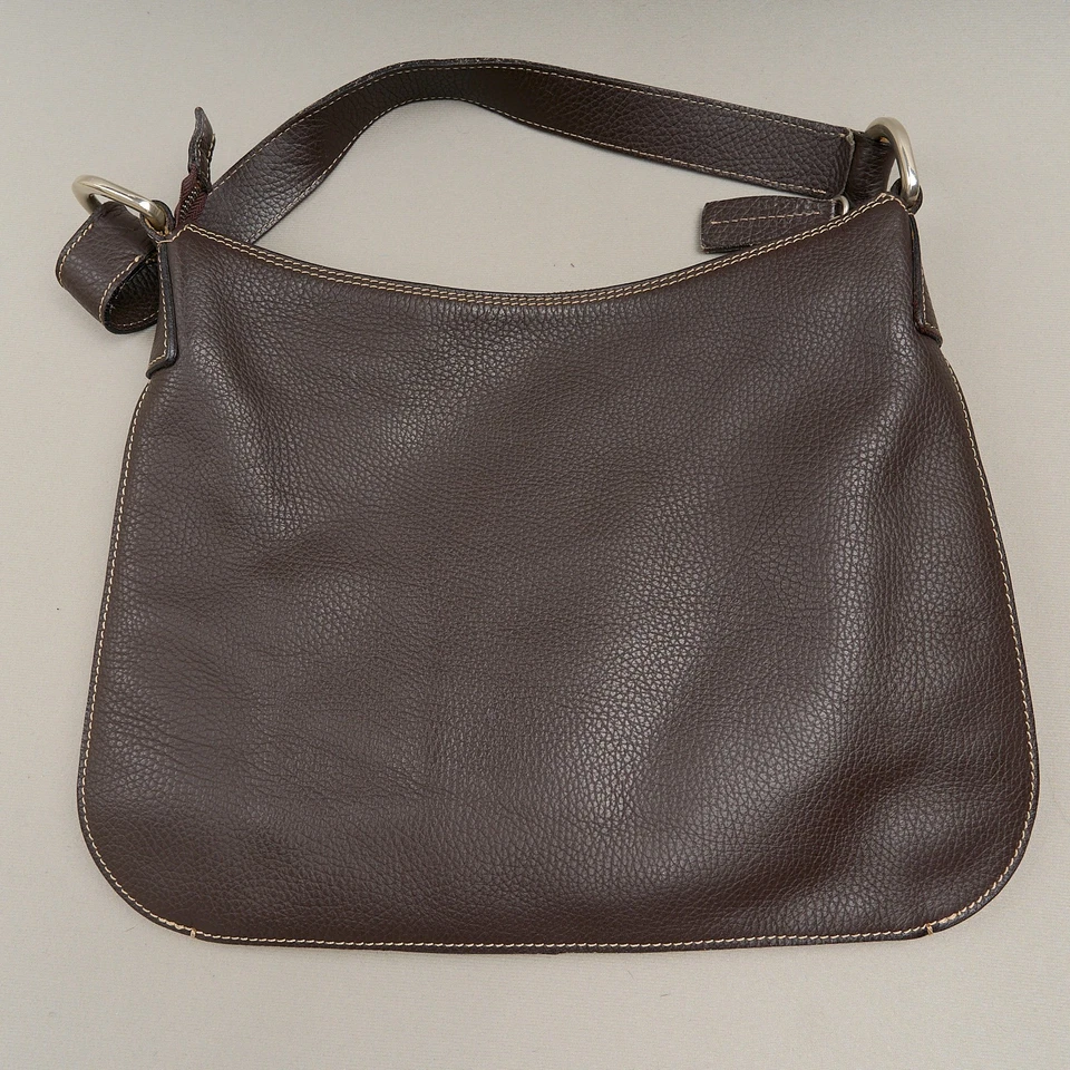 Bolsa de ombro de couro pebbled para gatos marrom camurça borla feita na Espanha - Imagem 2 de 4