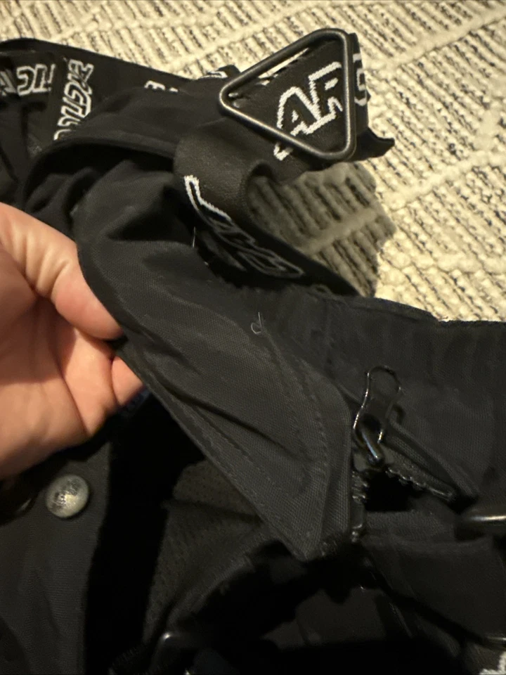 Pantalones de nieve aislados Arctic Cat con tirantes extraíbles 3XL negros aislados Foto 3 de 4