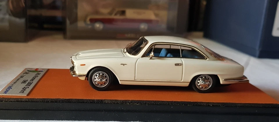 LOOKSMART 1/43 - Alfa Romeo 2600 Sprint 1966 Edizione Limitata  182/299 - Immagine 3 di 4