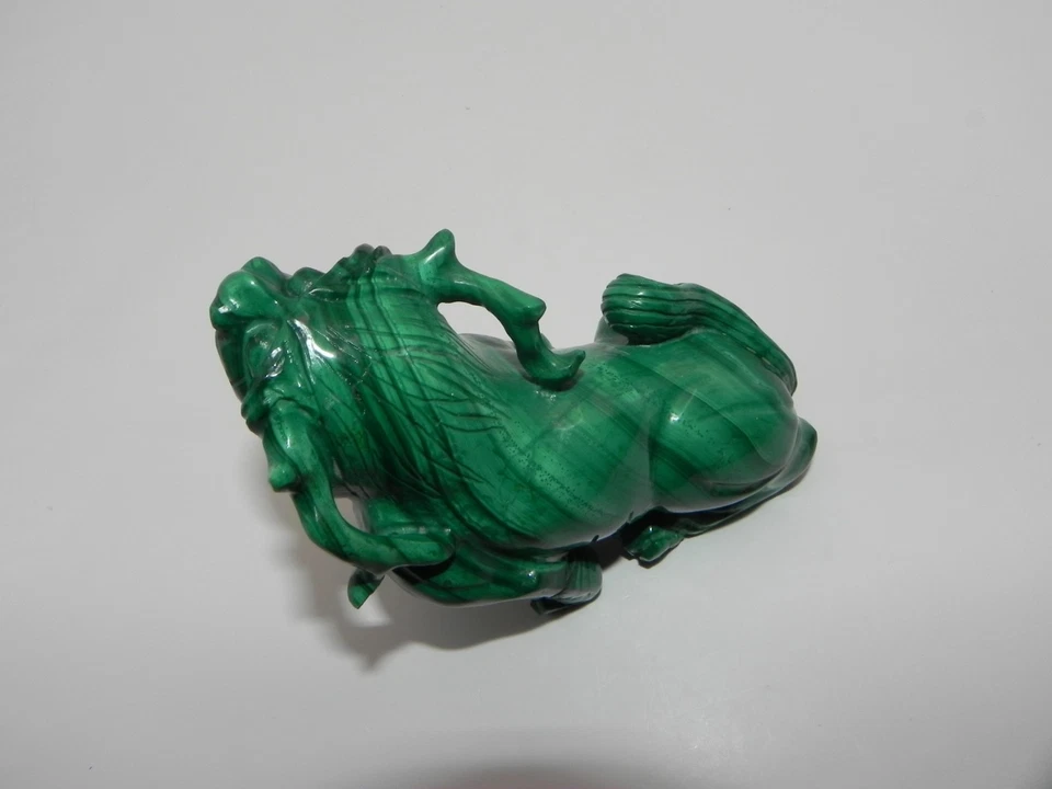 Estatuilla de piedra verde tallada estatua Qilin perro foo chino de malaquita 375 g Foto 2 de 4