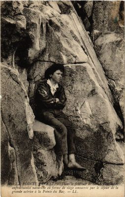 Old postcard La Pointe du RAZ - Dans le faleuil by Sarah Bernhardt (253111)