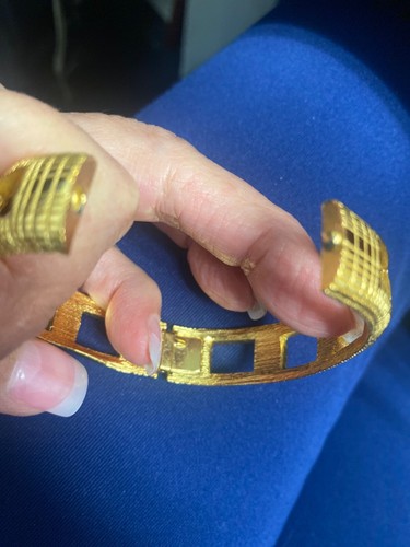 PULSERA BRAZALETE CORONA TRIFARI RECORTADA TONO DORADO - Imagen 2 de 4