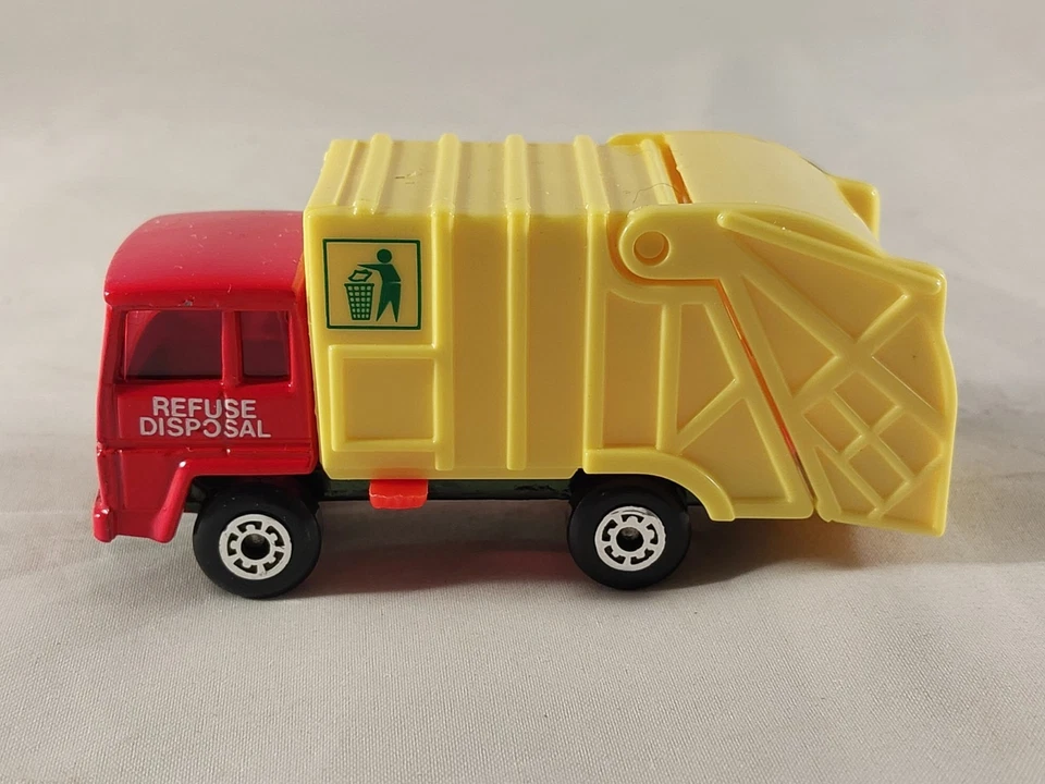Matchbox #36 Refuse truck - Sam's Club Exclusive - Red w/ Yellow Collector  MINT - Image 2 of 4