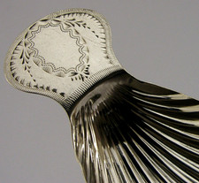 PRETTY ENGLISH GEORGIAN BRIGHT CUT STERLING SILVER CADDY SPOON 1800 ANTIQUE