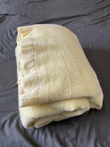 Vintage Blanket King Yellow Acrylic Waffle Weave Satin Trim Large 106X 94 Throw - Picture 2 of 11