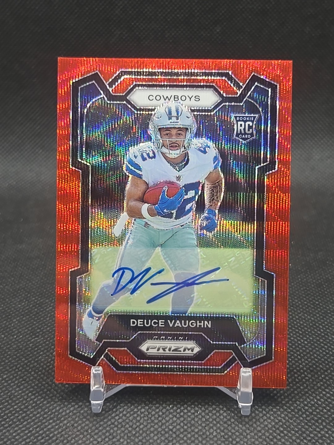 2023 Panini Prizm - Rookies Deuce Vaughn #324 Red Wave Prizm /149 (RC)