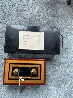 vintage Metallboxen Kleingeld und Dokumente mit Schlüssel