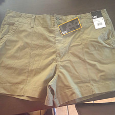 Lee Women's Plus Mid Rise Flat Front Chino Shorts Green Size 18 4" Inseam NWT