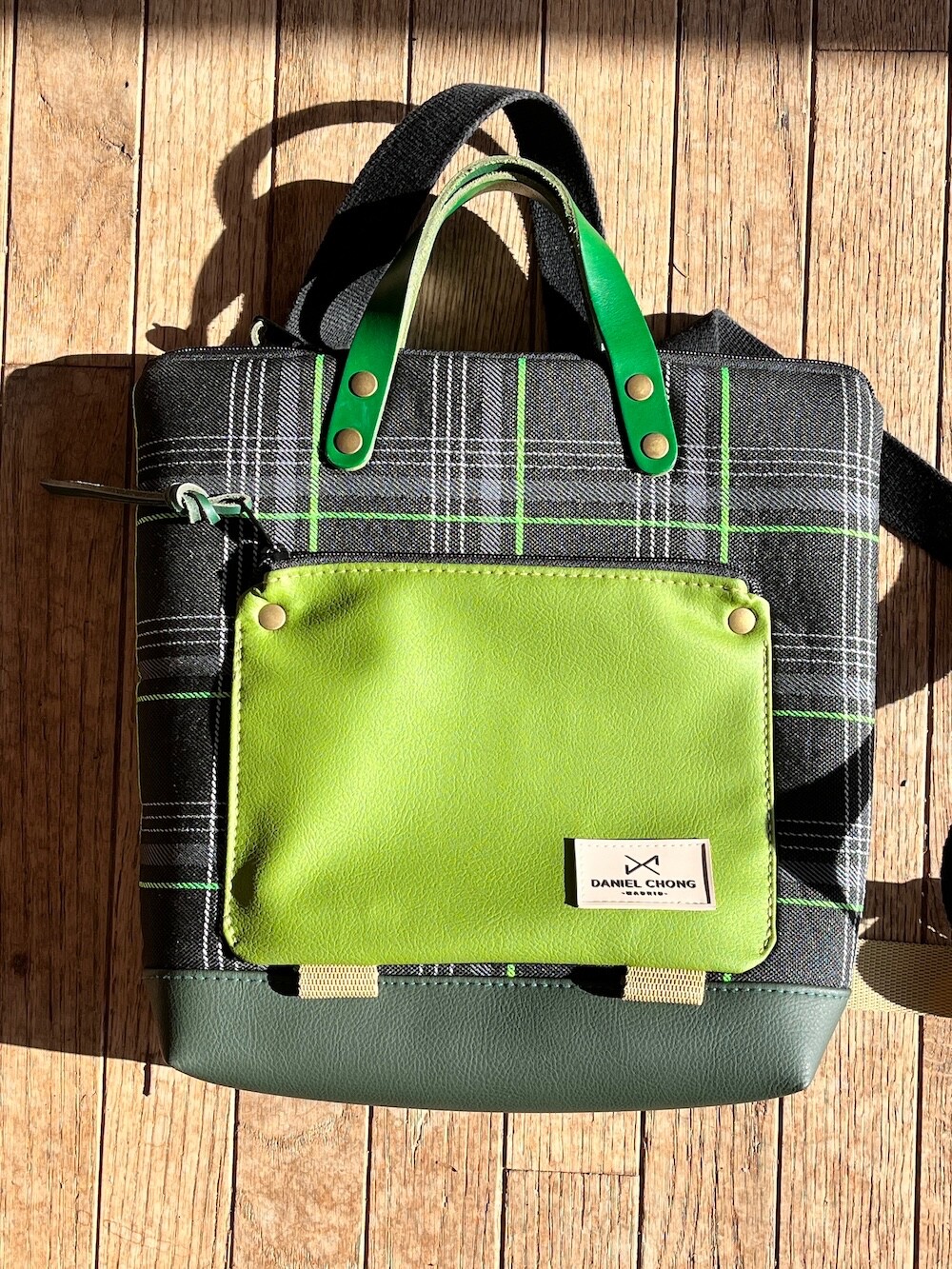 Mochila Cuadrada Pequeña Daniel Chong, Madrid, España, Cuadros Negro y Verde