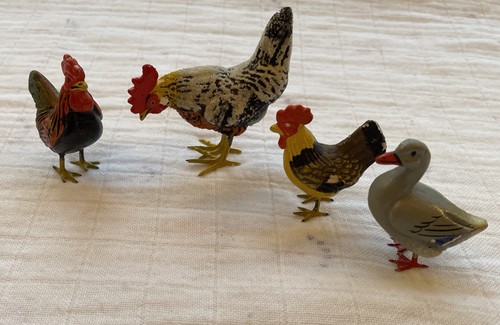 Lot Antik Vintage Komposition Putz(?) 3 Hähne, 1 Ente alle mit Metallfüßen