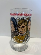 Rare verre à trois caractères style piédestal Battlestar Galactica 1979.