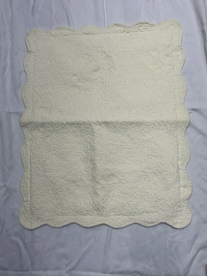 Juego de 2 fundas de almohada acolchadas blancas Martha Stewart, tamaño 25"L X 20"W. 3W Foto 2 de 4