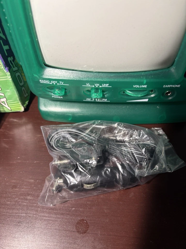 Radio CRT Clear Green Prison de 5” de colección Aero CIB Foto 3 de 4