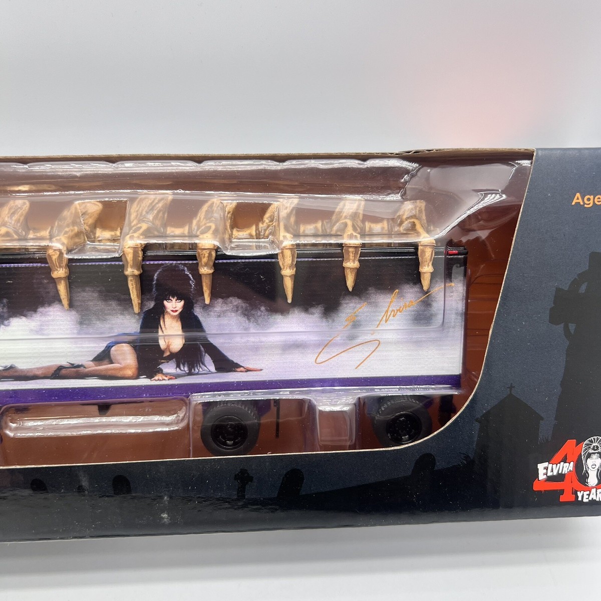 Camion Mack Super-Liner In Scala 1:64 - Elvira Mistress Of The Dark - Modello Diecast DCP Nuovo Con Scatola