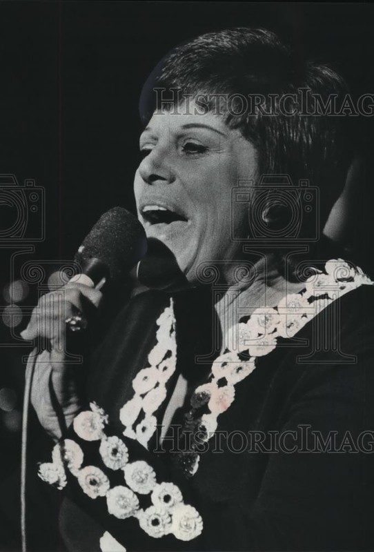 1974 Press Photo Kaye Ballard at the Marc Plaza - mjp00056