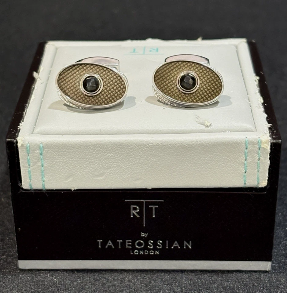Giratorio de fibra de carbono ovalado RT London Tateossian con gemelos de ónix negro Foto 2 de 4