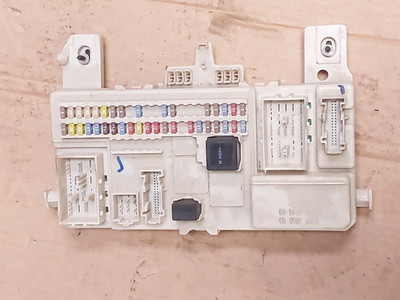 07-13 Volvo C30 S40 V50 C70 Front Fuse Panel Body Control Module CEM OE 30765471