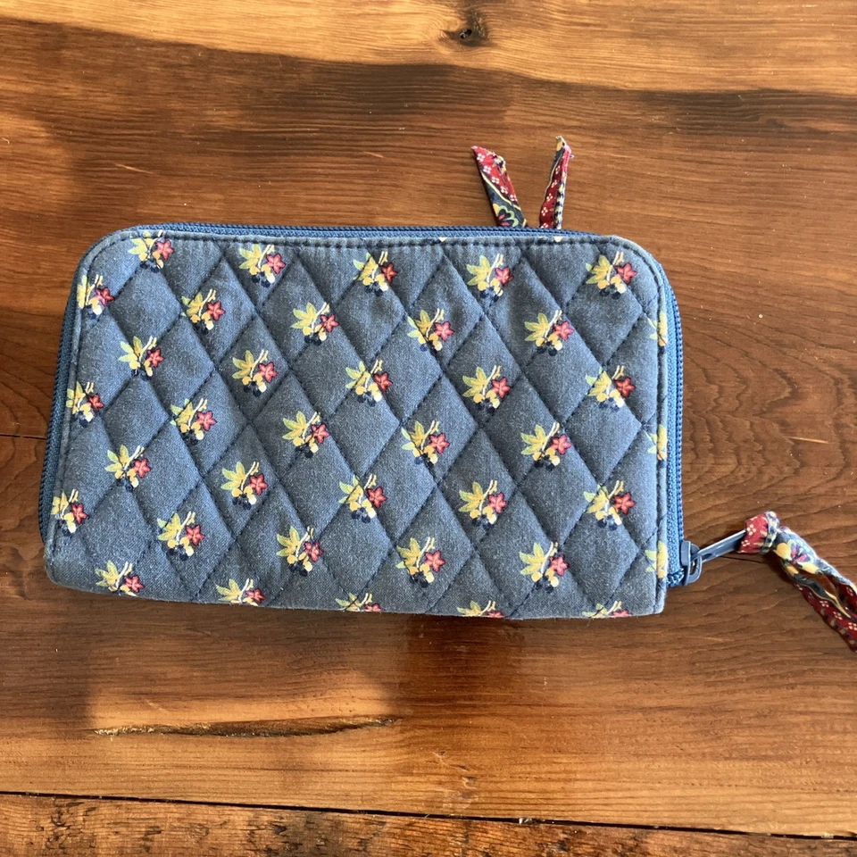 Muñequera billetera VERA BRADLEY con cremallera alrededor - patrón de flores azul Emily Foto 2 de 3