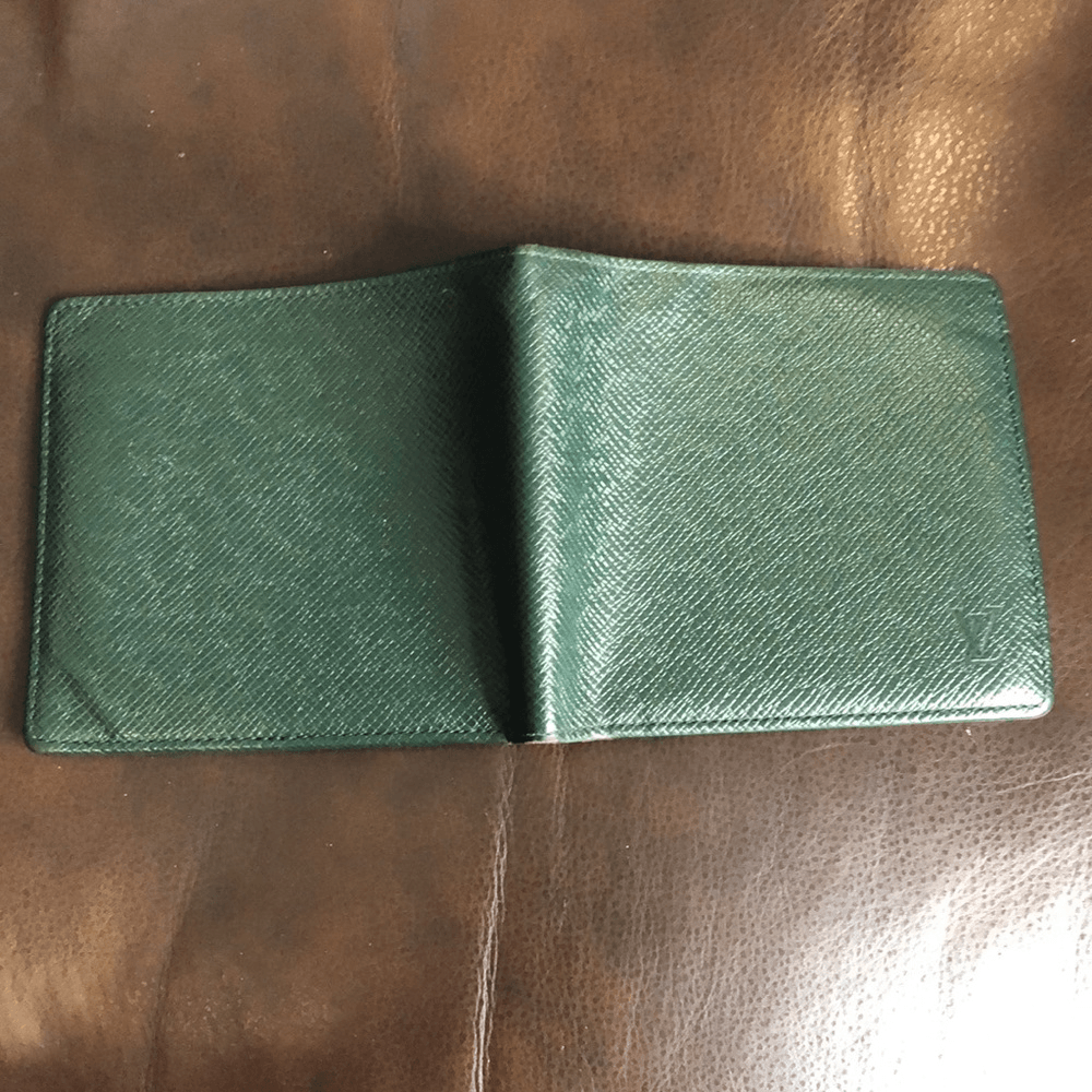 ルイ・ヴィトン　VERT TAIGA LOUIS VUITTON TAIGA LEATHER BIFOLD WALLET FOREST GREEN (preowned