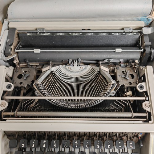 Olivetti Dora Portable Typewriter - Picture 15 of 15