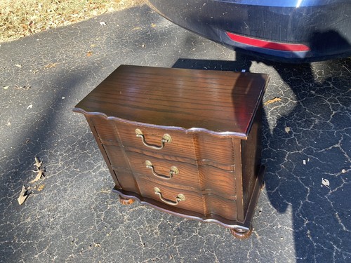 Diminutive Three Drawer Oak Chest W/ Bunn Feet Wood 20” Wide 18” Tall 11” Deep - Picture 10 of 10