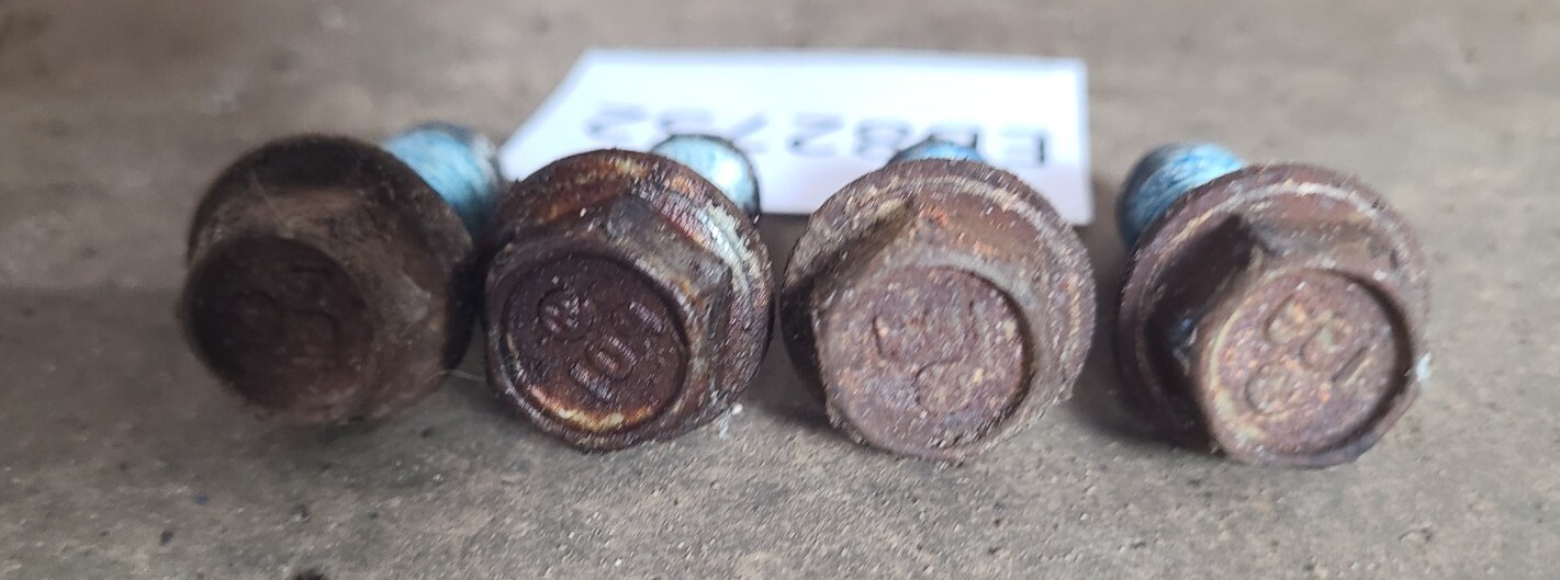 2015 RAM 1500 4x4 Front Driveshaft Mounting Bolts Drive Shaft Flange