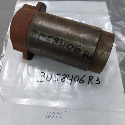 NOS TRACTOR PARTS 3058406R3 BUSHING CASE IH 744, 644, 824, 654, 724, 553, 844 - Picture 2 of 2