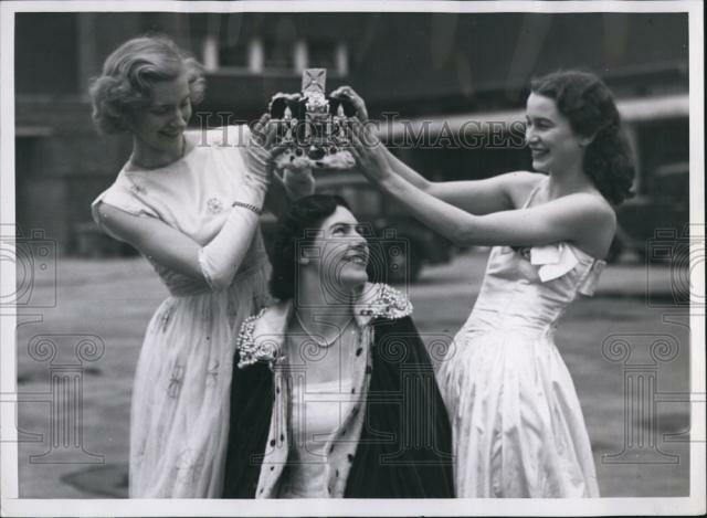 1950 Press Photo Carnival Queen Pamela Gurd &Jo Arundel (left