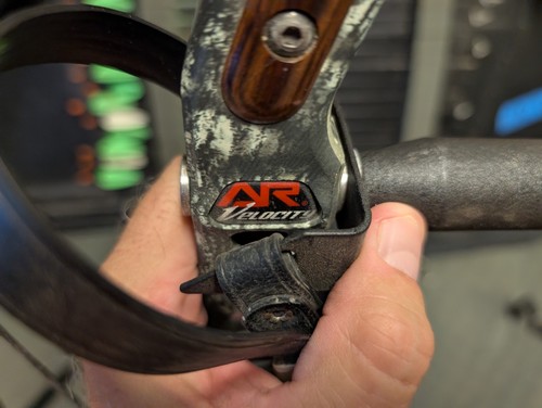 Archery Research (AR) Velocity RH Compound Bow - 70lb Peak Draw Weight With Case - Picture 7 of 19